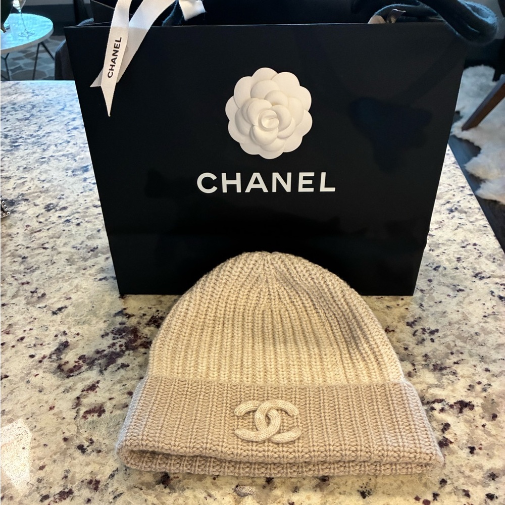 CHANEL Cream and light cashmere knit Beanie